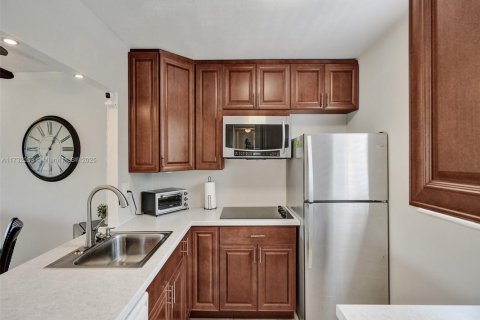 Condo in Lauderdale Lakes, Florida, 1 bedroom  № 1980226 - photo 3