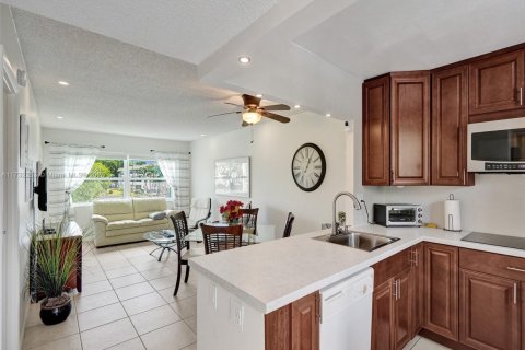 Condo in Lauderdale Lakes, Florida, 1 bedroom  № 1980226 - photo 2