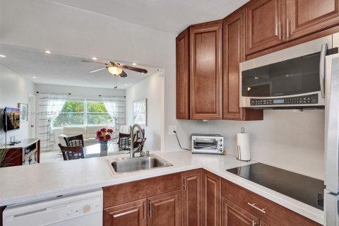 Condo in Lauderdale Lakes, Florida, 1 bedroom  № 1980226 - photo 7