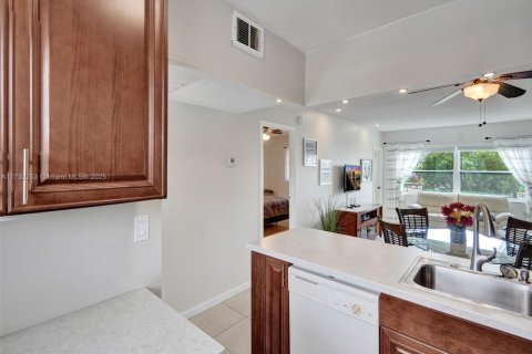 Condo in Lauderdale Lakes, Florida, 1 bedroom  № 1980226 - photo 12