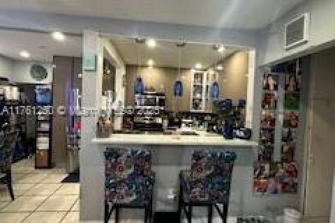 House in Hialeah, Florida 5 bedrooms, 242.29 sq.m. № 1867666 - photo 1