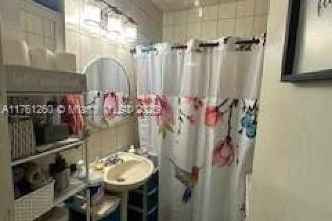 House in Hialeah, Florida 5 bedrooms, 242.29 sq.m. № 1867666 - photo 15