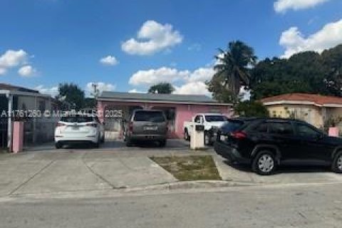 House in Hialeah, Florida 5 bedrooms, 242.29 sq.m. № 1867666 - photo 3