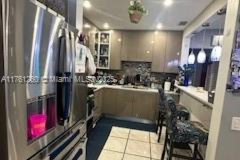 House in Hialeah, Florida 5 bedrooms, 242.29 sq.m. № 1867666 - photo 16