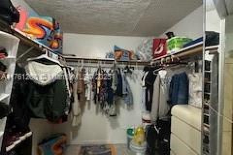 House in Hialeah, Florida 5 bedrooms, 242.29 sq.m. № 1867666 - photo 11