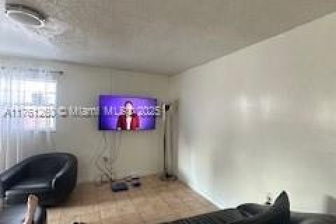 House in Hialeah, Florida 5 bedrooms, 242.29 sq.m. № 1867666 - photo 10