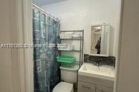 House in Hialeah, Florida 5 bedrooms, 242.29 sq.m. № 1867666 - photo 5
