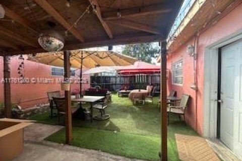 House in Hialeah, Florida 5 bedrooms, 242.29 sq.m. № 1867666 - photo 6