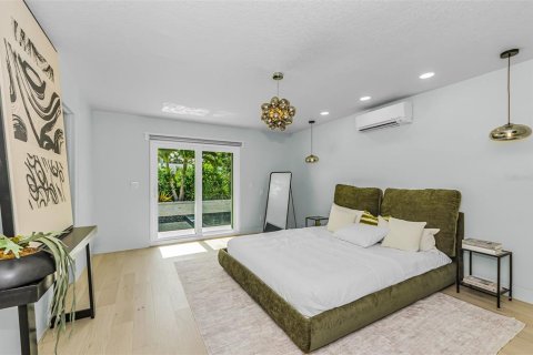 House in Saint Petersburg, Florida 3 bedrooms, 191.75 sq.m. № 2197627 - photo 25