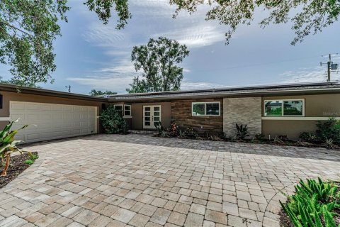 House in Saint Petersburg, Florida 3 bedrooms, 191.75 sq.m. № 2197627 - photo 6