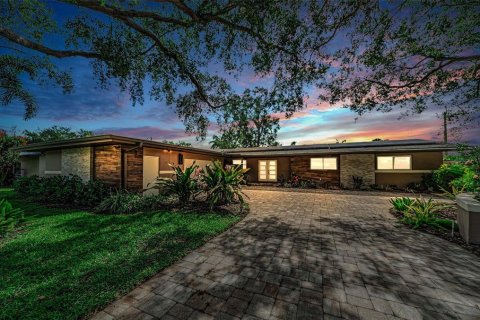 House in Saint Petersburg, Florida 3 bedrooms, 191.75 sq.m. № 2197627