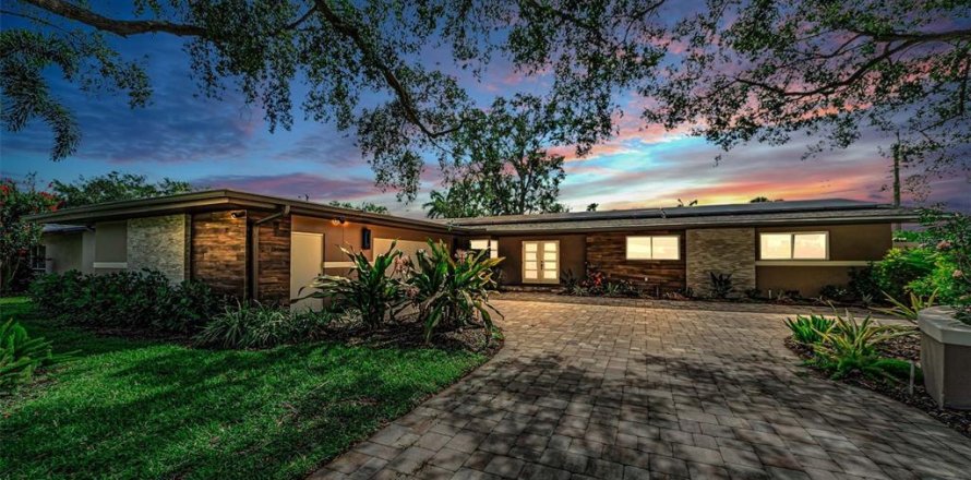 House in Saint Petersburg, Florida 3 bedrooms, 191.75 sq.m. № 2197627