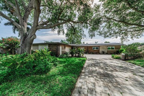 House in Saint Petersburg, Florida 3 bedrooms, 191.75 sq.m. № 2197627 - photo 5