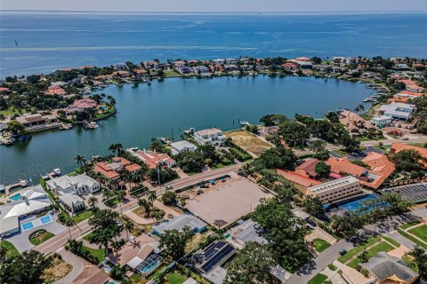 House in Saint Petersburg, Florida 3 bedrooms, 191.75 sq.m. № 2197627 - photo 4