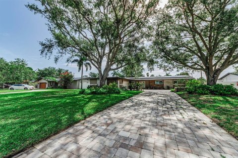 House in Saint Petersburg, Florida 3 bedrooms, 191.75 sq.m. № 2197627 - photo 2
