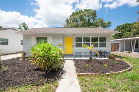 Casa en alquiler en Saint Petersburg, Florida, 3 dormitorios, 95.41 m2 № 1915809 - foto 1