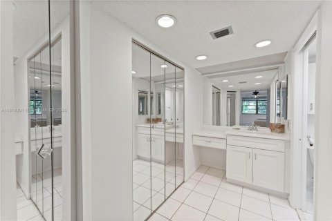 Condo in Coconut Creek, Florida, 2 bedrooms  № 1790251 - photo 17