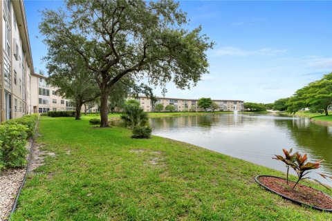 Condo in Coconut Creek, Florida, 2 bedrooms  № 1790251 - photo 1