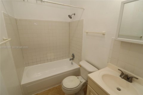 Снять в аренду квартиру в Холливуд, Флорида 2 спальни, 65.03м2, № 1991630 - фото 9