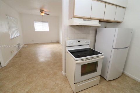 Снять в аренду квартиру в Холливуд, Флорида 2 спальни, 65.03м2, № 1991630 - фото 2