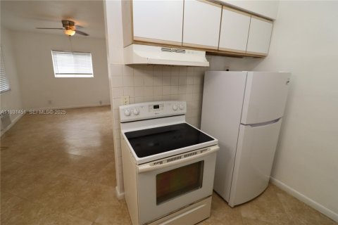 Снять в аренду квартиру в Холливуд, Флорида 2 спальни, 65.03м2, № 1991630 - фото 13