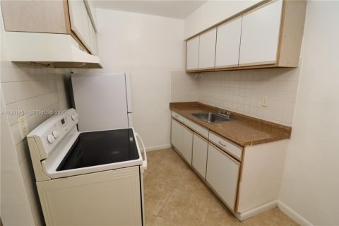 Снять в аренду квартиру в Холливуд, Флорида 2 спальни, 65.03м2, № 1991630 - фото 14