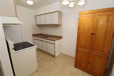 Снять в аренду квартиру в Холливуд, Флорида 2 спальни, 65.03м2, № 1991630 - фото 1