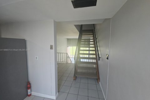 Touwnhouse à vendre à Hialeah, Floride: 2 chambres, 162.76 m2 № 1981814 - photo 14
