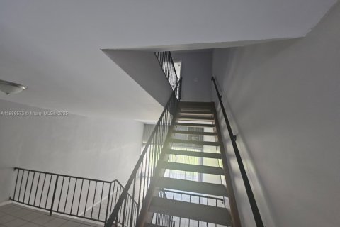 Touwnhouse à vendre à Hialeah, Floride: 2 chambres, 162.76 m2 № 1981814 - photo 16