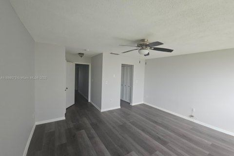 Touwnhouse à vendre à Hialeah, Floride: 2 chambres, 162.76 m2 № 1981814 - photo 18