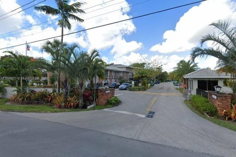 Touwnhouse à vendre à Hialeah, Floride: 2 chambres, 162.76 m2 № 1981814 - photo 1