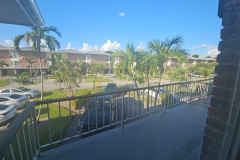 Touwnhouse à vendre à Hialeah, Floride: 2 chambres, 162.76 m2 № 1981814 - photo 15