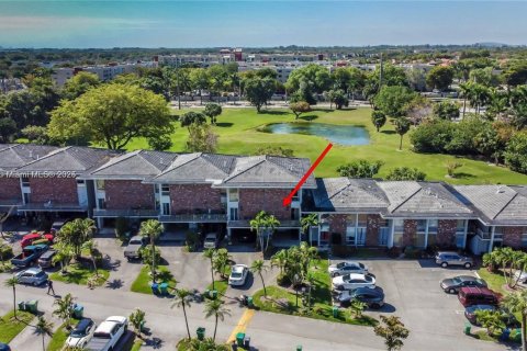 Touwnhouse à vendre à Hialeah, Floride: 2 chambres, 162.76 m2 № 1981814 - photo 2