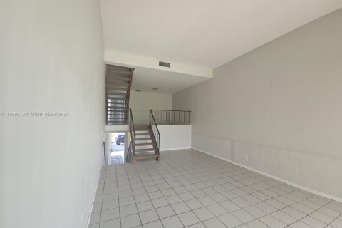 Touwnhouse à vendre à Hialeah, Floride: 2 chambres, 162.76 m2 № 1981814 - photo 12
