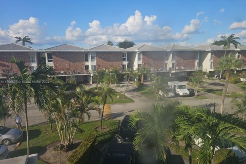 Touwnhouse à vendre à Hialeah, Floride: 2 chambres, 162.76 m2 № 1981814 - photo 24