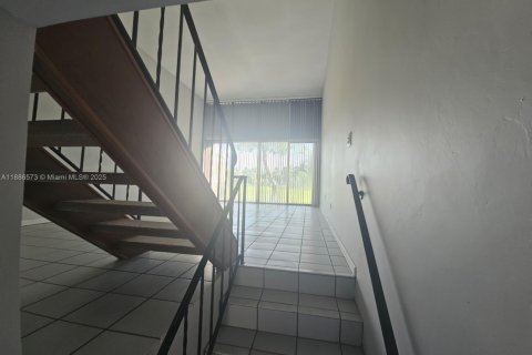 Touwnhouse à vendre à Hialeah, Floride: 2 chambres, 162.76 m2 № 1981814 - photo 11