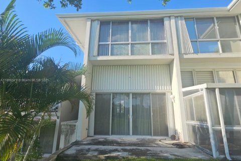Touwnhouse à vendre à Hialeah, Floride: 2 chambres, 162.76 m2 № 1981814 - photo 4
