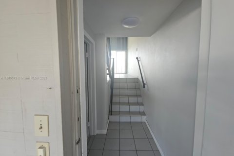 Touwnhouse à vendre à Hialeah, Floride: 2 chambres, 162.76 m2 № 1981814 - photo 9