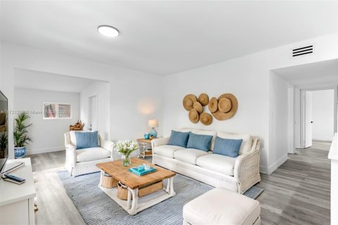 Casa en venta en Pompano Beach, Florida, 4 dormitorios № 2035383 - foto 3