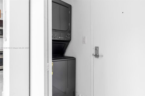 Condo in Miami, Florida, 1 bedroom  № 1849306 - photo 15