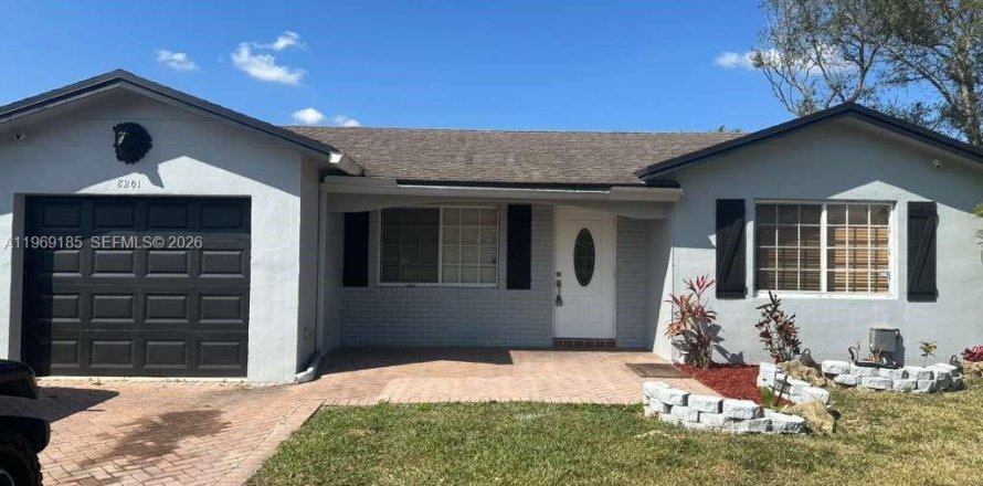 House in Tamarac, Florida 4 bedrooms, 128.11 sq.m. № 2030534