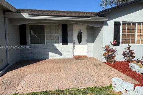 House in Tamarac, Florida 4 bedrooms, 128.11 sq.m. № 2030534 - photo 2