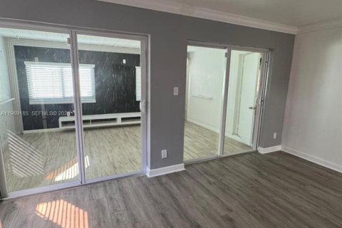 House in Tamarac, Florida 4 bedrooms, 128.11 sq.m. № 2030534 - photo 11