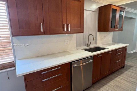 House in Tamarac, Florida 4 bedrooms, 128.11 sq.m. № 2030534 - photo 26