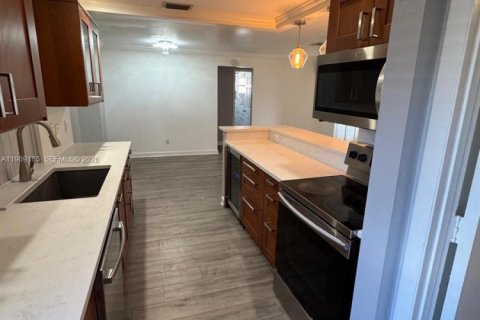 House in Tamarac, Florida 4 bedrooms, 128.11 sq.m. № 2030534 - photo 10