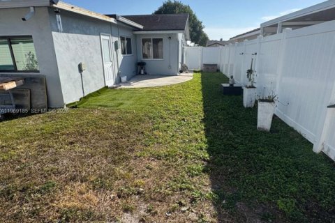 House in Tamarac, Florida 4 bedrooms, 128.11 sq.m. № 2030534 - photo 28