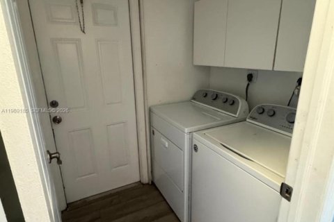 House in Tamarac, Florida 4 bedrooms, 128.11 sq.m. № 2030534 - photo 15