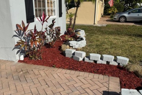 House in Tamarac, Florida 4 bedrooms, 128.11 sq.m. № 2030534 - photo 6