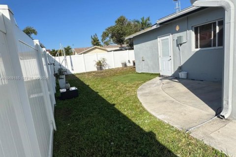 House in Tamarac, Florida 4 bedrooms, 128.11 sq.m. № 2030534 - photo 24