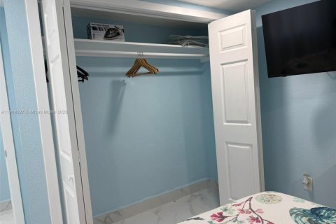 Villa ou maison à louer à Miami, Floride: 2 chambres, 169.83 m2 № 1964170 - photo 10